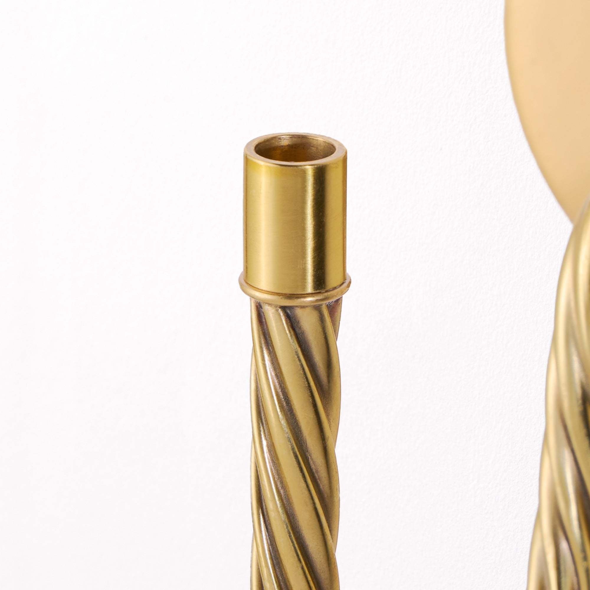 Quingo cordless wall fixture in brass
