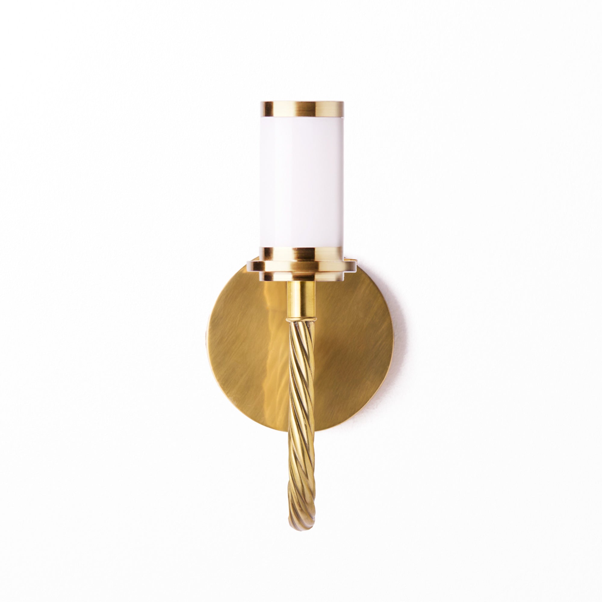 Quingo cordless wall fixture in brass